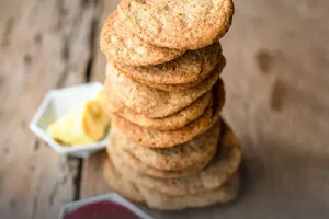 Pila de tostadas integrales artesanales junto a porciones de mantequilla y mermelada en Panadería El Molino, Cali.