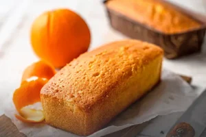Cake de naranja artesanal, esponjoso y recién horneado en Panadería El Molino, Cali.