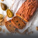 Cake negro artesanal rebanado, elaborado con higos, nueces y frutas confitadas en Panadería El Molino, Cali.