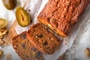 Cake negro artesanal rebanado, elaborado con higos, nueces y frutas confitadas en Panadería El Molino, Cali.