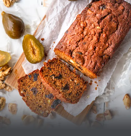 Cake Negro con Frutas - Panadería El Molino Cali Cake negro artesanal rebanado, elaborado con higos, nueces y frutas confitadas en Panadería El Molino, Cali.