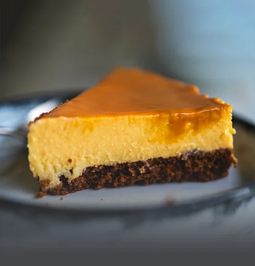 Porción de chocoflan artesanal con capa de flan de vainilla y bizcocho de chocolate, bañado en caramelo, servido en un plato de Panadería El Molino.
