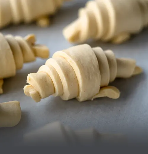 Bandeja de Croissant Parisino para Hornear en Casa - Panadería El Molino Cali Bandeja con masa cruda de auténtico croissant parisino, listo para hornear en casa, elaborado por Panadería El Molino en Cali.