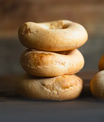 Pandebonos artesanales recién horneados y calientitos. Producto tradicional y natural, directo del horno a tu mesa en Panadería El Molino, Cali.