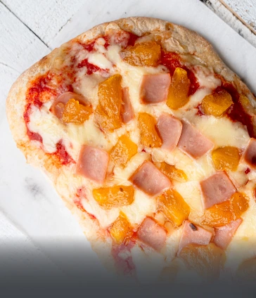 Deliciosa pizza hawaiana artesanal recién horneada, con queso fundido, jamón y piña. Preparada con ingredientes frescos y naturales en Panadería El Molino, Universidad Javeriana Cali.