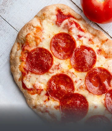 Deliciosa pizza de pepperoni artesanal y recién horneada, con abundante queso derretido y masa crujiente. Ingredientes frescos en Panadería El Molino, Universidad Javeriana Cali.